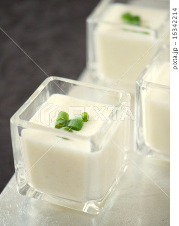 ジャガイモの冷製スープ シルバートレイバージョン 黒背景 ジャガイモの冷製スープ シルバートレイバージョン 黒背景 16342214