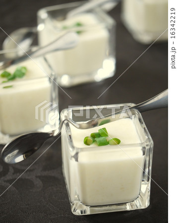 ジャガイモの冷製スープ　黒背景 16342219