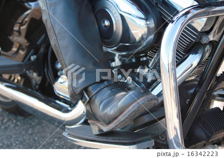 ボディパーツ 男性1人 (足 バイク ツーリング 二輪車 交通 免許 単車 運転) ボディパーツ 男性1人 (足 バイク ツーリング 二輪車 交通 免許 単車 運転) 16342223