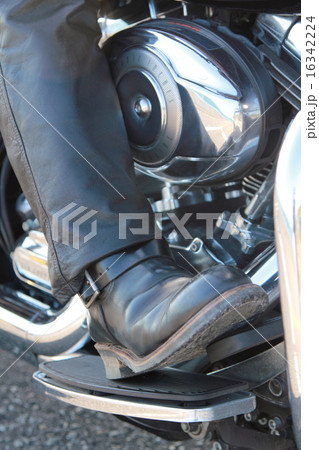 ボディパーツ 男性1人 (足 バイク ツーリング 二輪車 交通 免許 単車 運転) ボディパーツ 男性1人 (足 バイク ツーリング 二輪車 交通 免許 単車 運転) 16342224