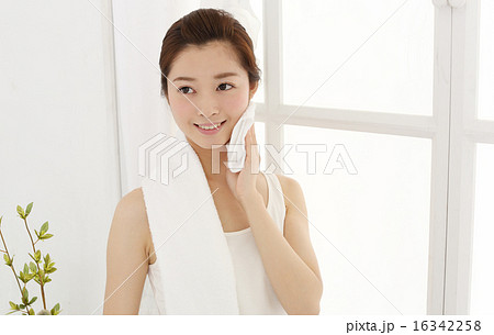 タオルで顔を拭く女性 16342258