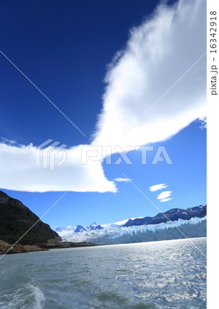 空と雲と氷河 16342918