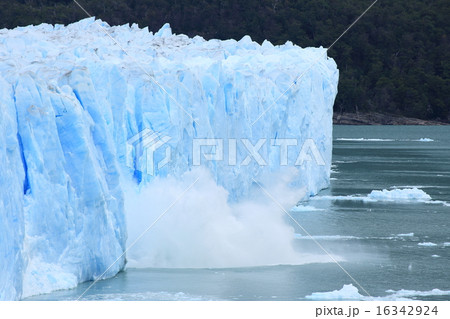 氷河が崩れる瞬間 氷河が崩れる瞬間 16342924
