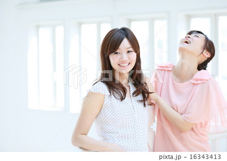 じゃれあう 若い女性 じゃれあう 若い女性 16343413