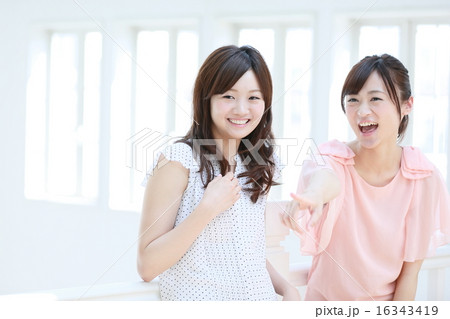 笑顔の若い女性 笑顔の若い女性 16343419