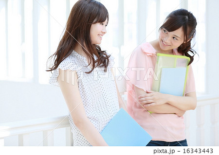 笑顔の若い女性 笑顔の若い女性 16343443