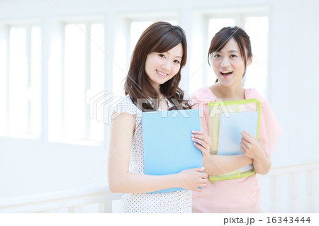 笑顔の若い女性 16343444