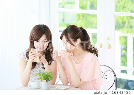 カフェでくつろぐ女性 16343459