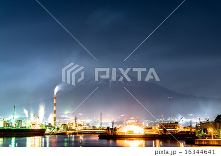 富士山と港の夜景 16344641