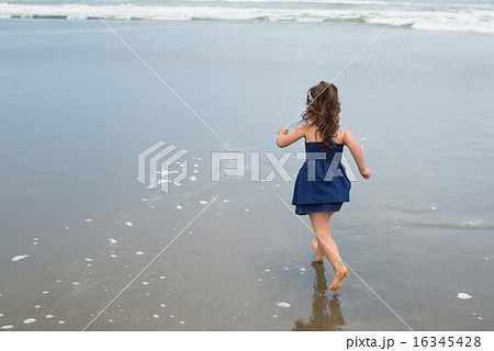 海で遊ぶ女の子 16345428