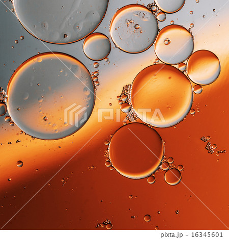 Oil drops on a water surface 16345601