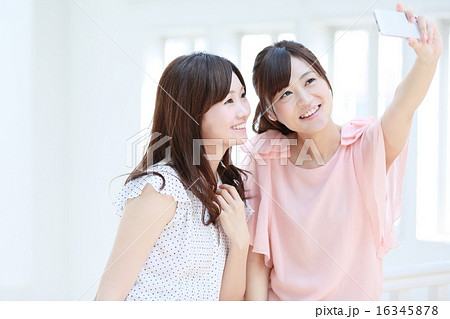 スマホを使う女性 16345878