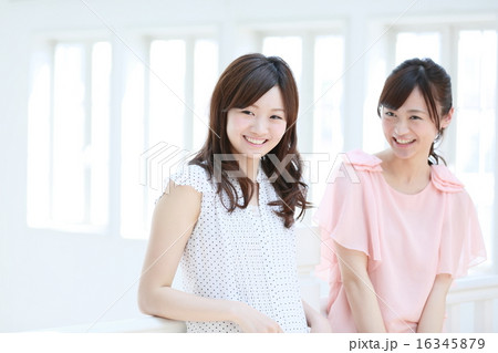 笑顔の若い女性 笑顔の若い女性 16345879