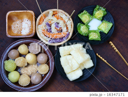 Vietnamese street food, sweet cake 16347171