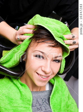 washing hair 16347283