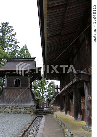 春の吉野山　金峯山寺の蔵王堂わきの鐘つき堂 16348115