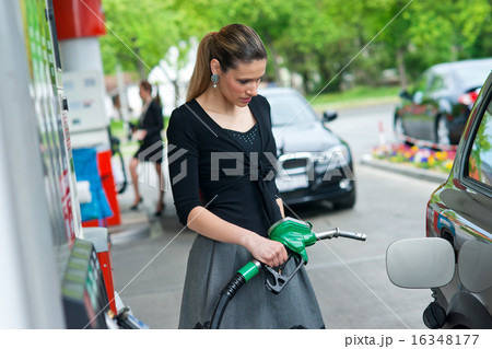 woman in gas station 16348177