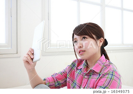 【iPadを使う若い女性】 16349375