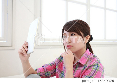 【iPadを使う若い女性】 【iPadを使う若い女性】 16349376