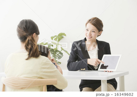 商品説明をする女性 16349602