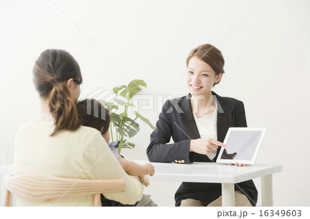 商品説明をする女性 16349603