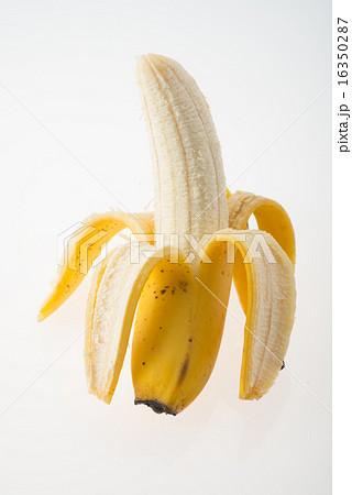 皮をむいたバナナの写真素材