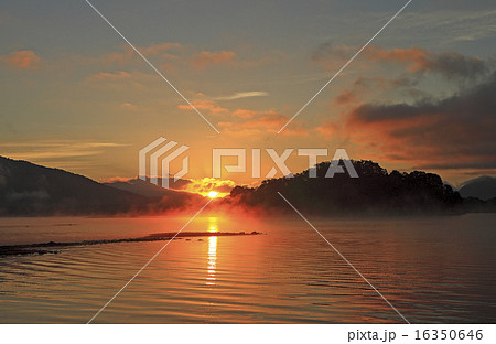 朝焼けの桧原湖 16350646