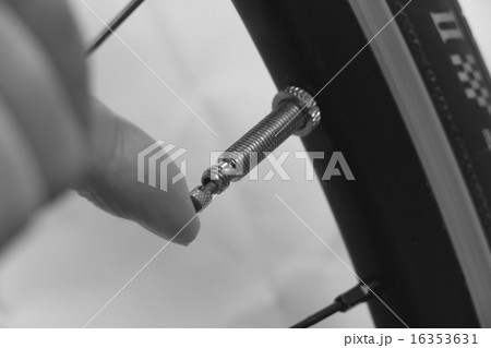 ロードバイク 仏式バルブ　エア抜き 16353631