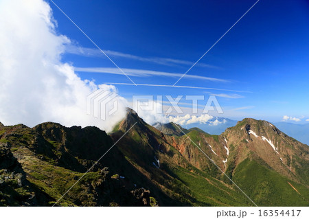 雲湧く八ヶ岳稜線 16354417