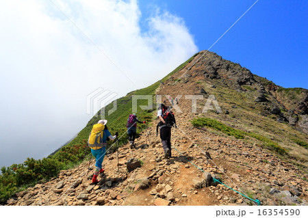 八ヶ岳・赤岳山頂へ向かう登山者 16354590