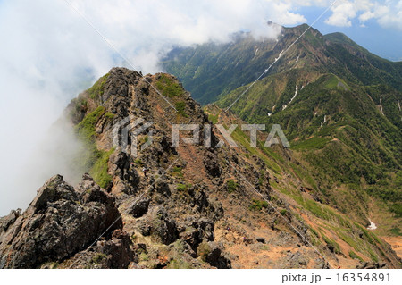 八ヶ岳・赤岳山頂から権現岳への稜線 八ヶ岳・赤岳山頂から権現岳への稜線 16354891