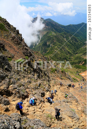 八ヶ岳・赤岳直下を登る登山者と権現岳 16354893
