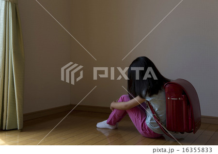 悩む女の子 悩む女の子 16355833