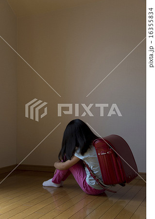 悩む女の子 16355834