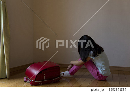 悩む女の子 悩む女の子 16355835