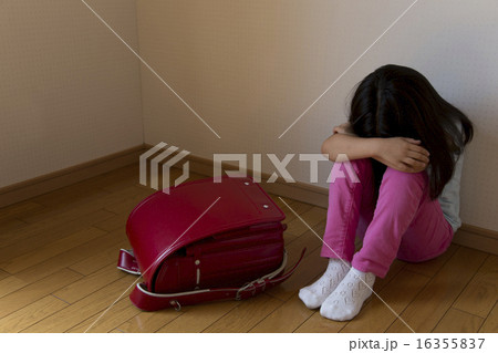悩む女の子 悩む女の子 16355837