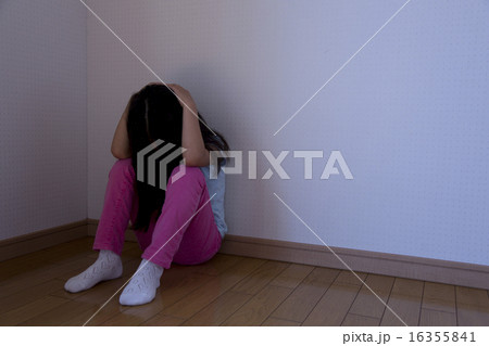 悩む女の子 16355841