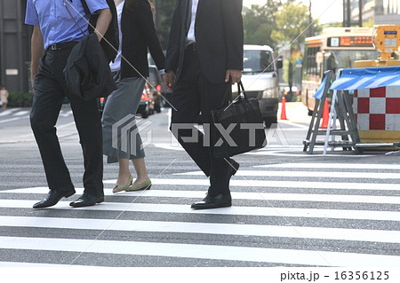 都会の雑踏の中を歩くビジネスマンイメージの画像の写真素材