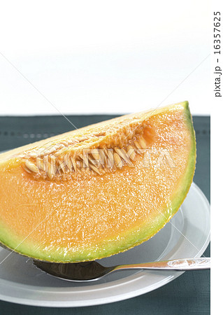 くだもの　食べ頃の完熟メロン 品種:夕張メロン 16357625