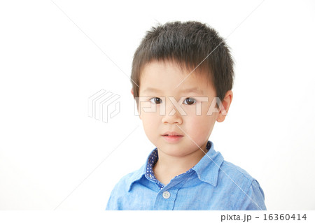真顔の男の子 16360414