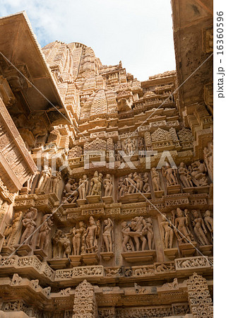インド カジュラーホーの寺院の彫刻 世界遺産 インド カジュラーホーの寺院の彫刻 世界遺産 16360596