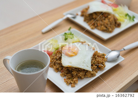 カフェ風の盛り付けが楽しめる二人分のランチプレート カフェ風の盛り付けが楽しめる二人分のランチプレート 16362792