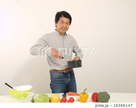 笑顔で料理をするシニア男性 笑顔で料理をするシニア男性 16366147