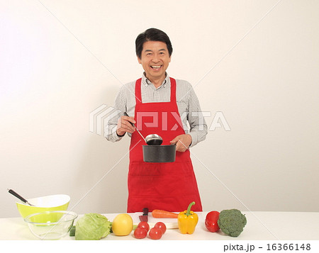 笑顔で料理をするシニア男性 笑顔で料理をするシニア男性 16366148