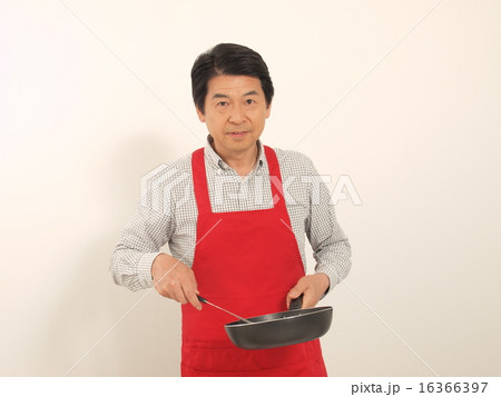 笑顔で料理をするシニア男性 笑顔で料理をするシニア男性 16366397