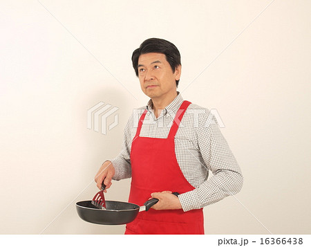 笑顔で料理をするシニア男性 笑顔で料理をするシニア男性 16366438