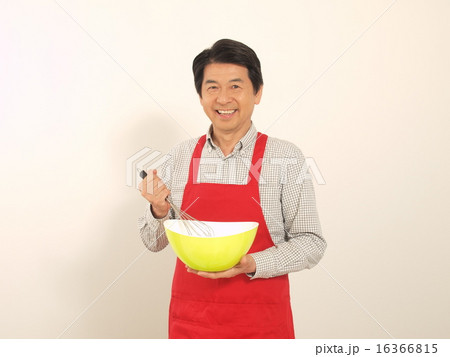 笑顔で料理をするシニア男性 笑顔で料理をするシニア男性 16366815
