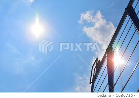ビルの窓にも反射して眩しい夏の日差し 16367357