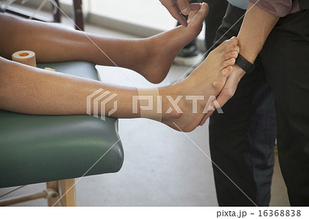 足首にテーピングを受ける男性の画像 16368838