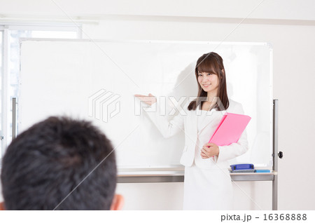 ホワイトボードを指しセミナーの説明をする女性 ホワイトボードを指しセミナーの説明をする女性 16368888
